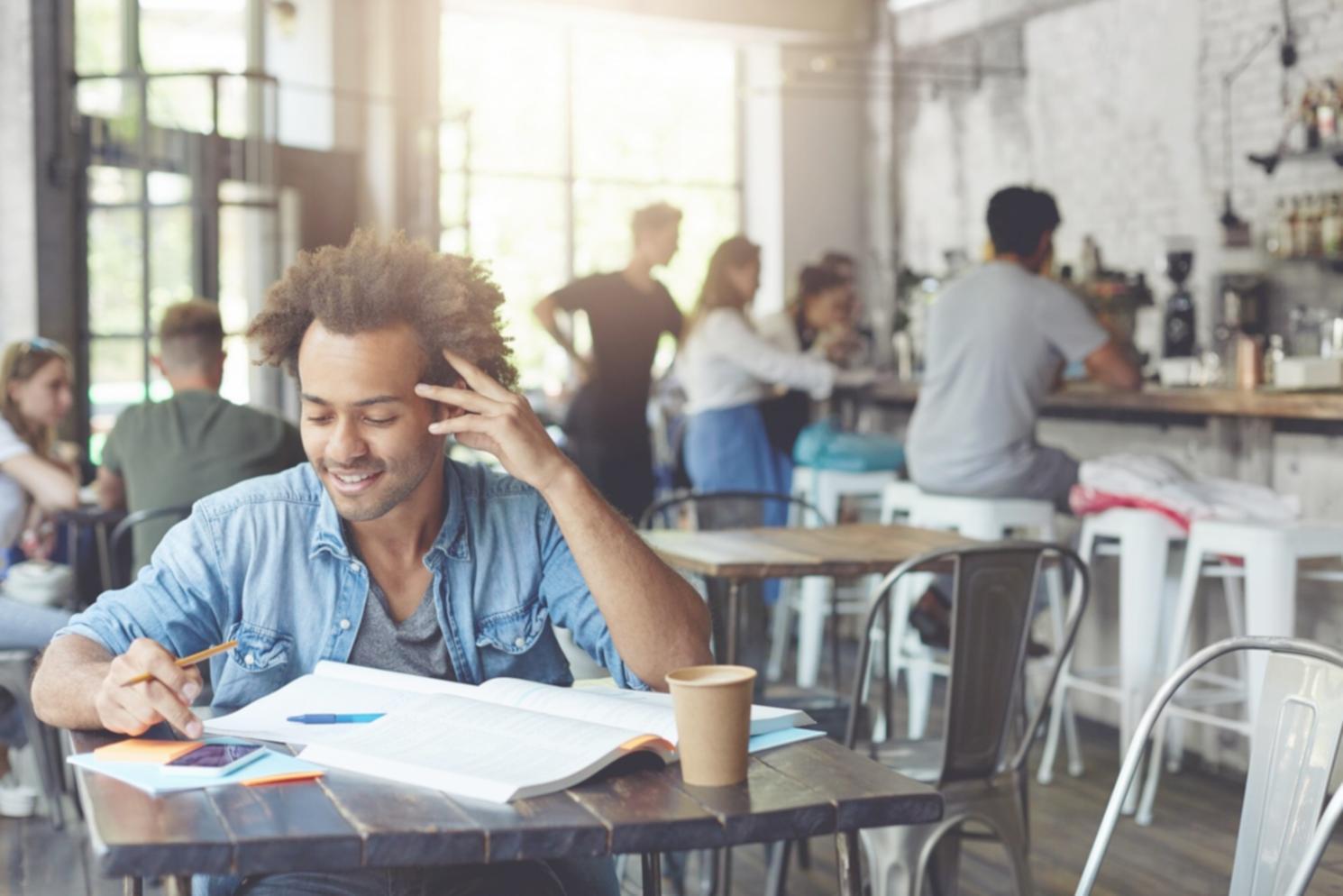 Communauté d'experts SEO collaborant sur des projets
